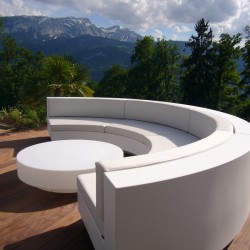 La curva del sofá blanca SILVERTEX vela VONDOM con mesa de café